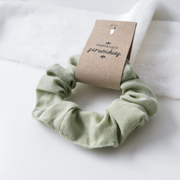 Handgemachtes Haargummi, sogenanntes Scrunchie, aus Stoff in der Farbe Grün