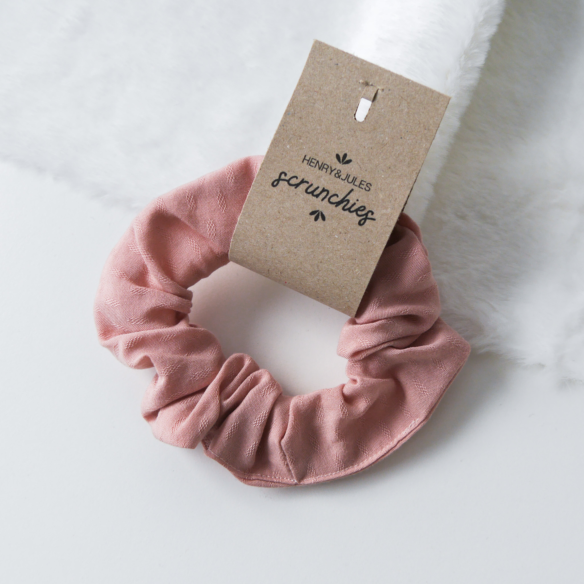 Handgemachtes Haargummi, sogenanntes Scrunchie, aus Stoff in der Farbe Rosa