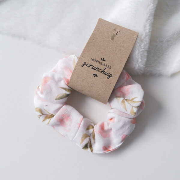 Handgemachtes Haargummi, sogenanntes Scrunchie, aus Stoff in der Farbe Small Blossom