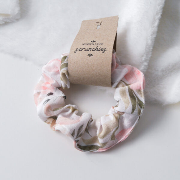 Handgemachtes Haargummi, sogenanntes Scrunchie, aus Stoff in der Farbe Big Blossom