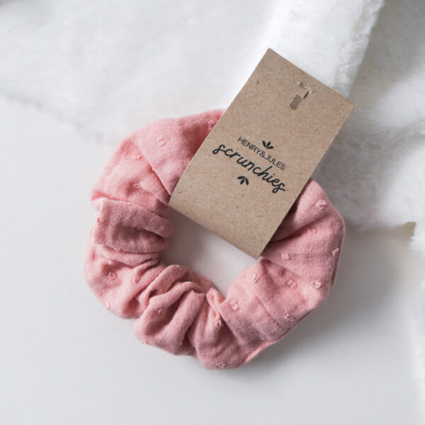 Handgemachtes Haargummi, sogenanntes Scrunchie, aus Stoff in der Farbe Blush