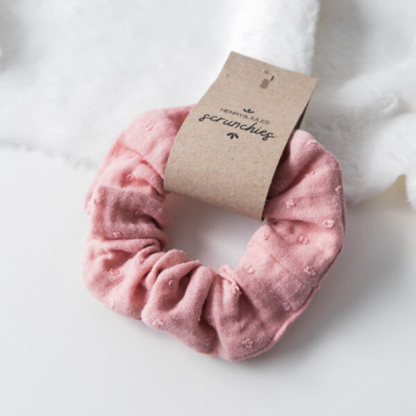 Handgemachtes Haargummi, sogenanntes Scrunchie, aus Stoff in der Farbe Blush