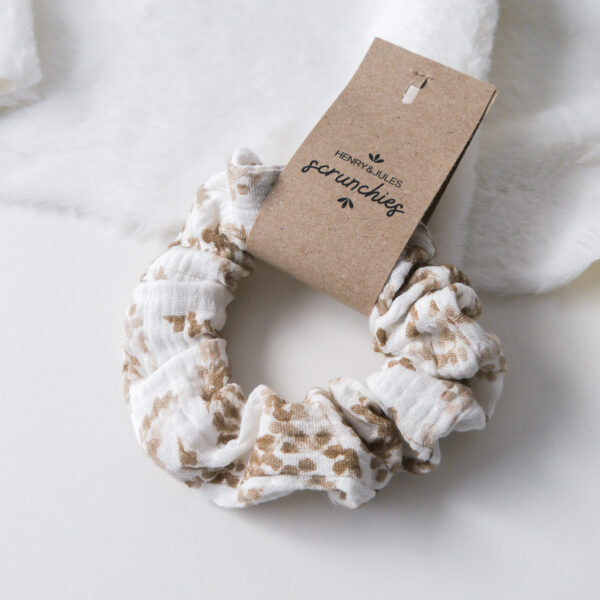 Handgemachtes Haargummi, sogenanntes Scrunchie, aus Stoff in weiß mit beigem Muster