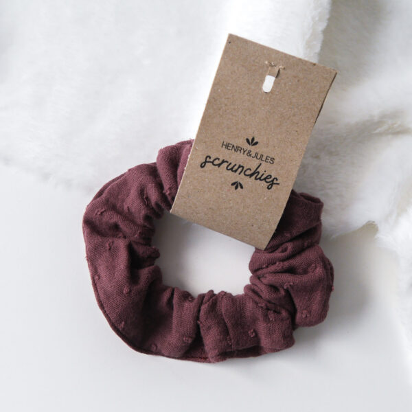 Handgemachtes Haargummi, sogenanntes Scrunchie, aus Stoff in der Farbe Bordeaux