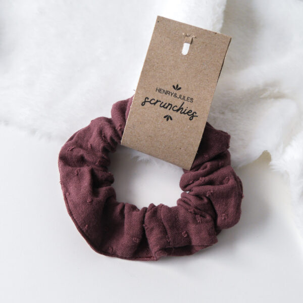 Handgemachtes Haargummi, sogenanntes Scrunchie, aus Stoff in der Farbe Bordeaux