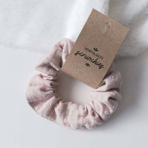 Handgemachtes Haargummi, sogenanntes Scrunchie, aus Stoff in der Farbe Cream