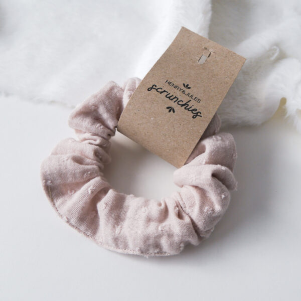 Handgemachtes Haargummi, sogenanntes Scrunchie, aus Stoff in der Farbe Cream