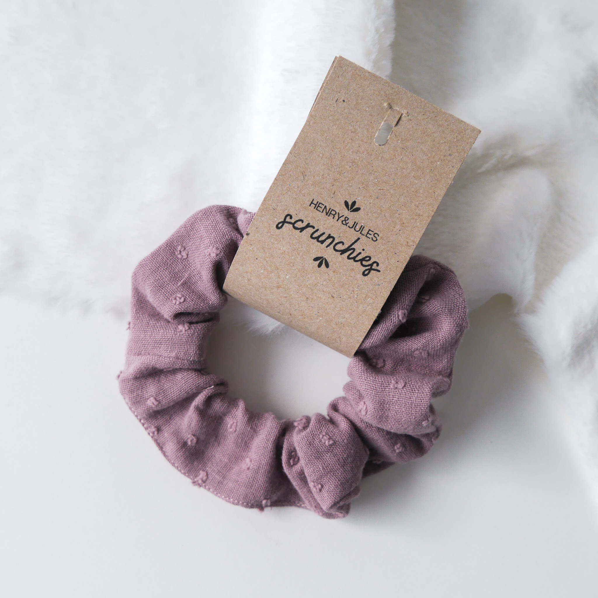 Handgemachtes Haargummi, sogenanntes Scrunchie, aus Stoff in der Farbe Helllila