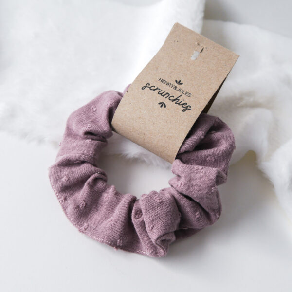 Handgemachtes Haargummi, sogenanntes Scrunchie, aus Stoff in der Farbe Helllila