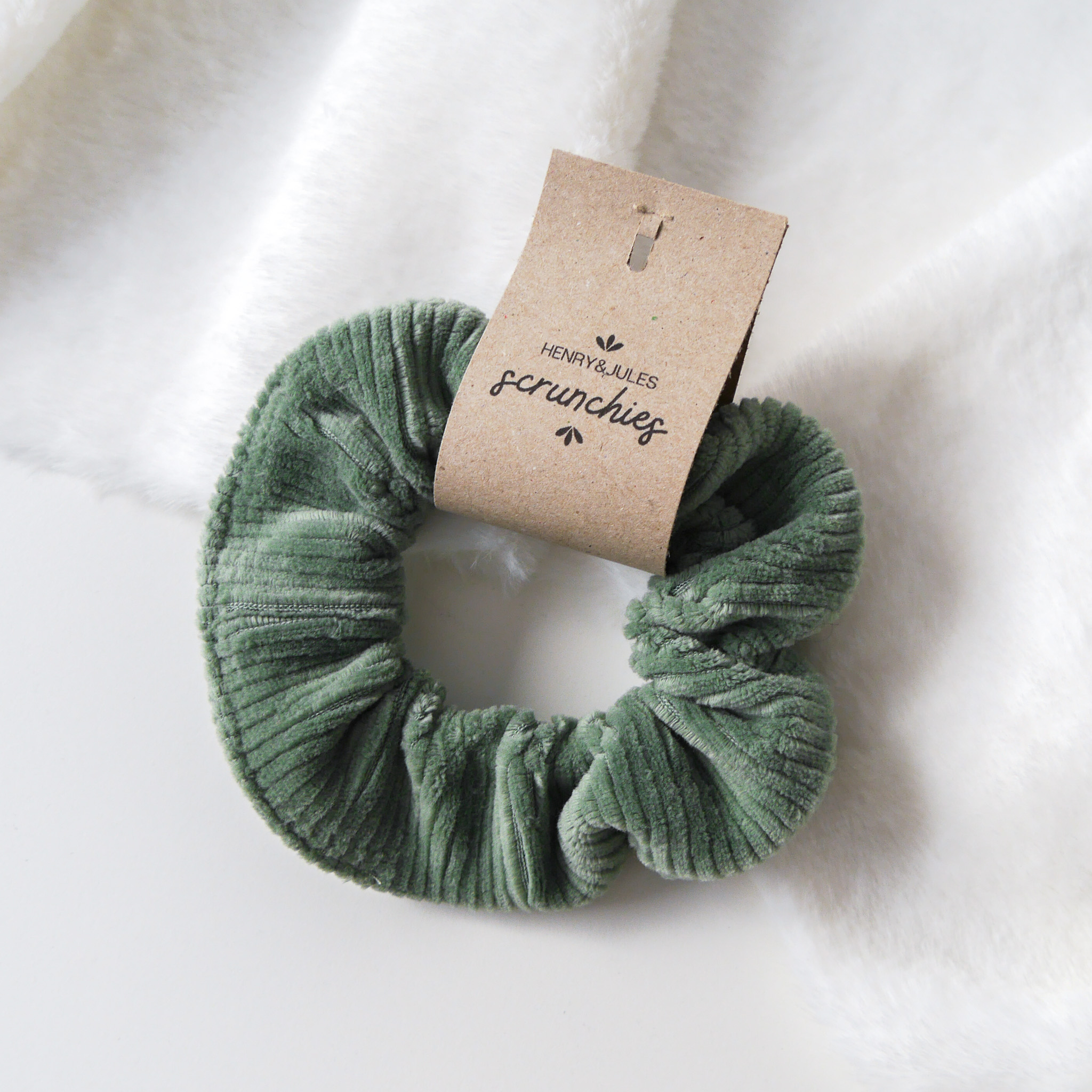 Handgemachtes Haargummi, sogenanntes Scrunchie, aus Stoff in der Farbe Avocado