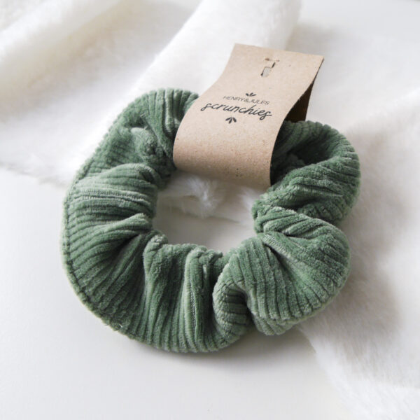 Handgemachtes Haargummi, sogenanntes Scrunchie, aus Stoff in der Farbe Avocado