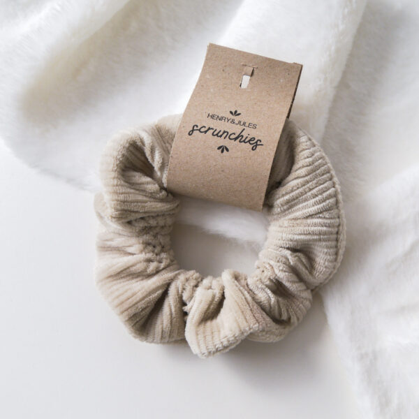 Handgemachtes Haargummi, sogenanntes Scrunchie, aus Stoff in der Farbe Beige