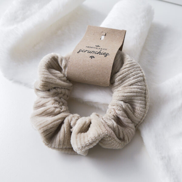 Handgemachtes Haargummi, sogenanntes Scrunchie, aus Stoff in der Farbe Beige