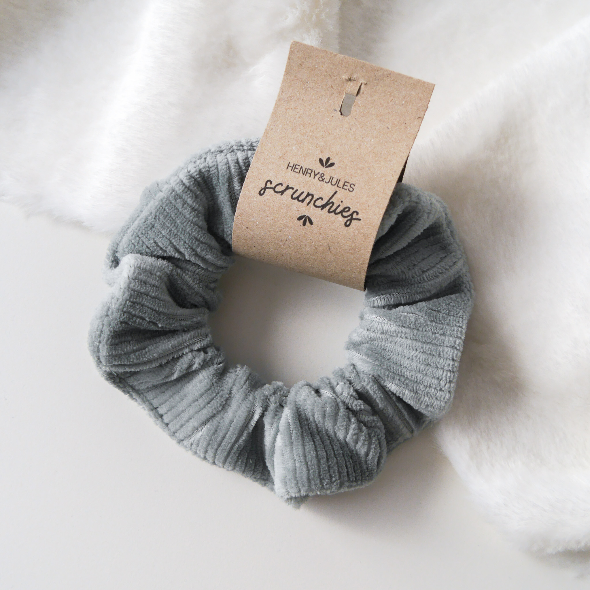 Handgemachtes Haargummi, sogenanntes Scrunchie, aus Stoff in der Farbe Grau-Blau