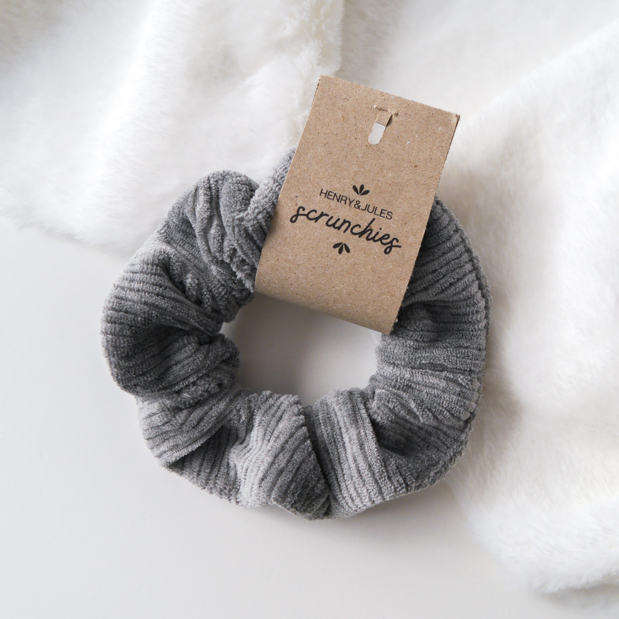 Handgemachtes Haargummi, sogenanntes Scrunchie, aus Stoff in der Farbe Grau