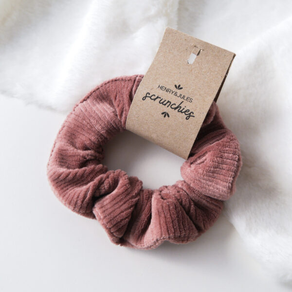 Handgemachtes Haargummi, sogenanntes Scrunchie, aus Stoff in der Farbe Rosa