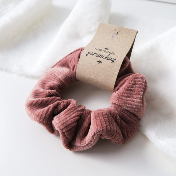 Handgemachtes Haargummi, sogenanntes Scrunchie, aus Stoff in der Farbe Rosa