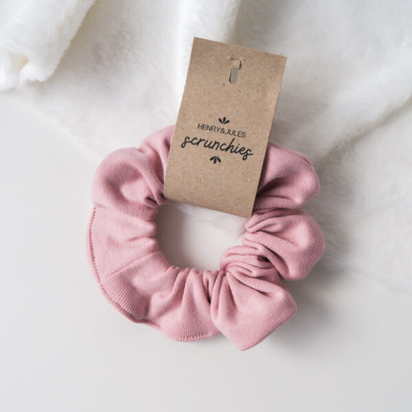 Handgemachtes Haargummi, sogenanntes Scrunchie, aus Stoff in der Farbe Babypink