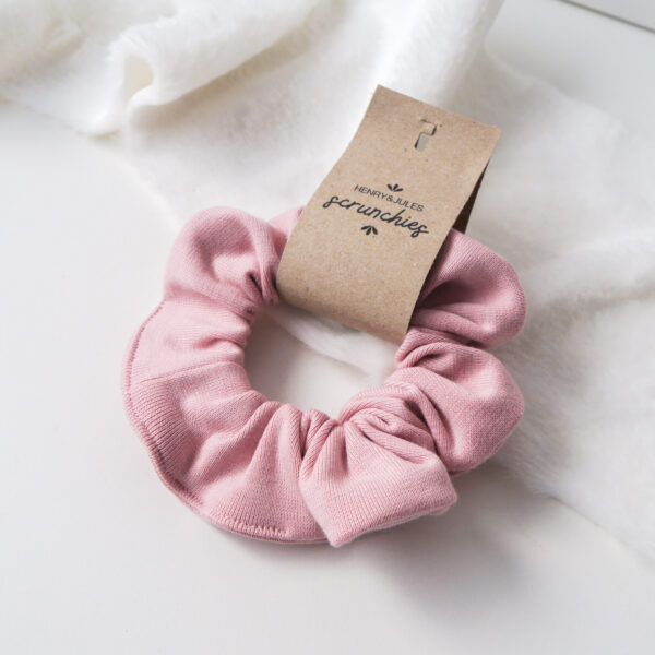 Handgemachtes Haargummi, sogenanntes Scrunchie, aus Stoff in der Farbe Babypink