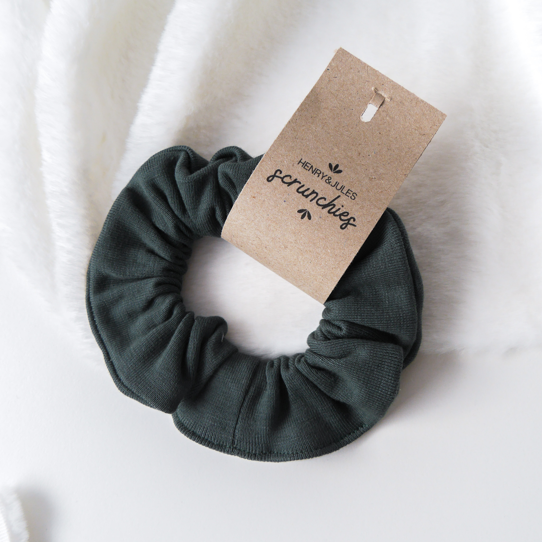 Handgemachtes Haargummi, sogenanntes Scrunchie, aus Stoff in der Farbe Dunkelgrün