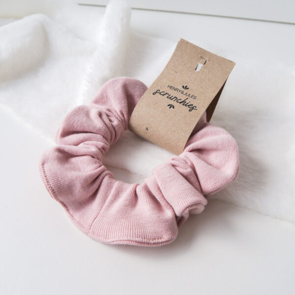 Handgemachtes Haargummi, sogenanntes Scrunchie, aus Stoff in der Farbe Hellrosa