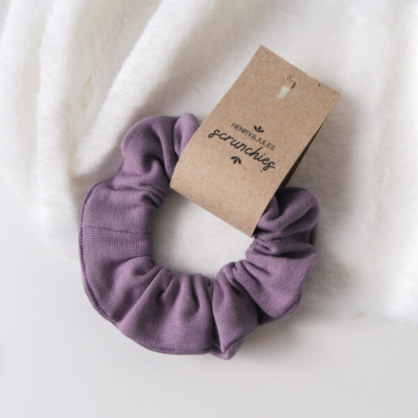 Handgemachtes Haargummi, sogenanntes Scrunchie, aus Stoff in der Farbe Lila