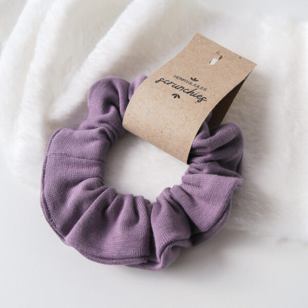 Handgemachtes Haargummi, sogenanntes Scrunchie, aus Stoff in der Farbe Lila