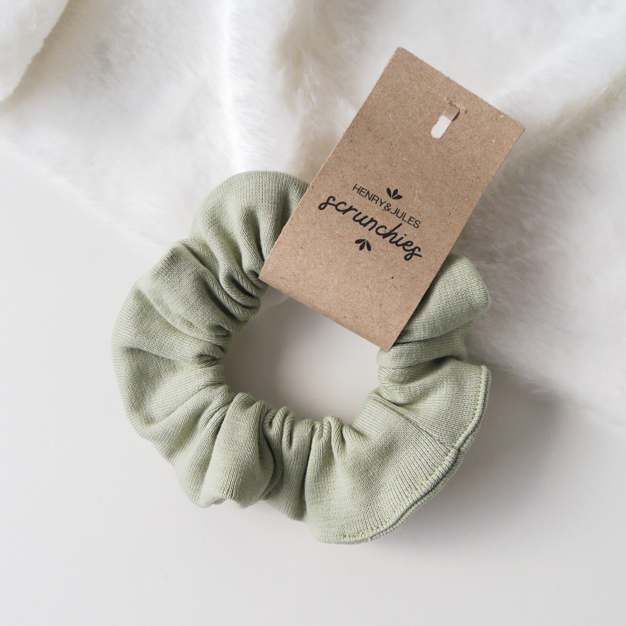 Handgemachtes Haargummi, sogenanntes Scrunchie, aus Stoff in der Farbe Mint