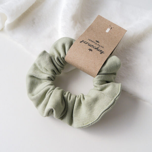 Handgemachtes Haargummi, sogenanntes Scrunchie, aus Stoff in der Farbe Mint