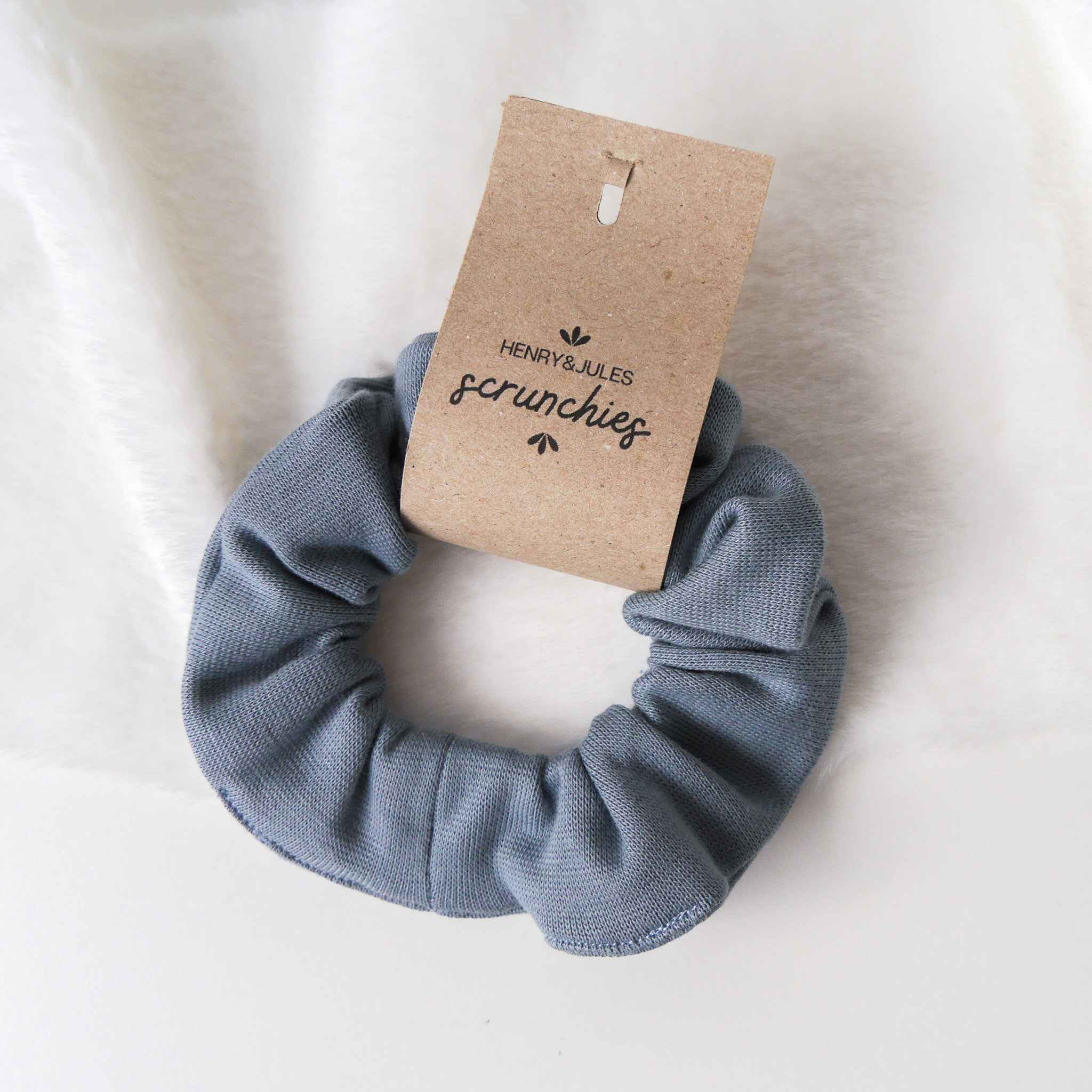 Handgemachtes Haargummi, sogenanntes Scrunchie, aus Stoff in der Farbe Mittelblau