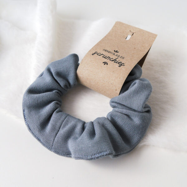 Handgemachtes Haargummi, sogenanntes Scrunchie, aus Stoff in der Farbe Mittelblau