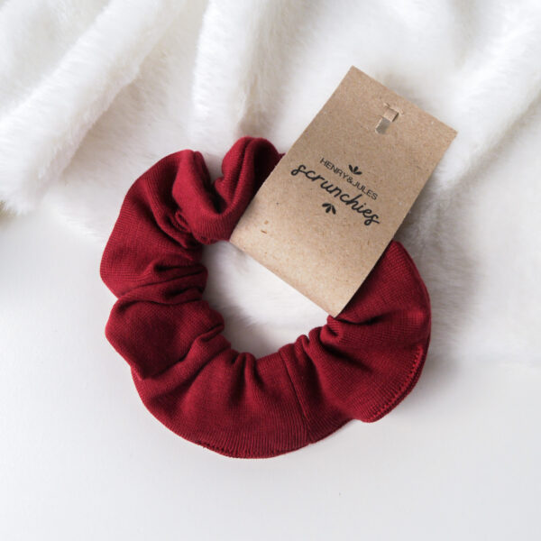 Handgemachtes Haargummi, sogenanntes Scrunchie, aus Stoff in der Farbe Rot