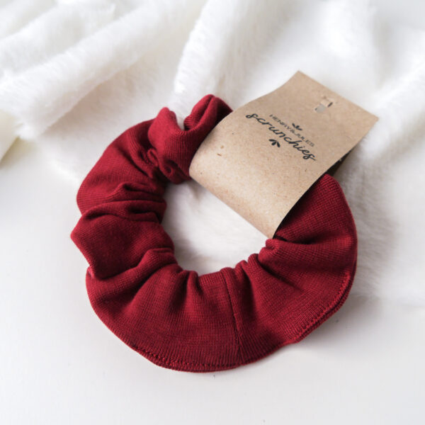 Handgemachtes Haargummi, sogenanntes Scrunchie, aus Stoff in der Farbe Rot