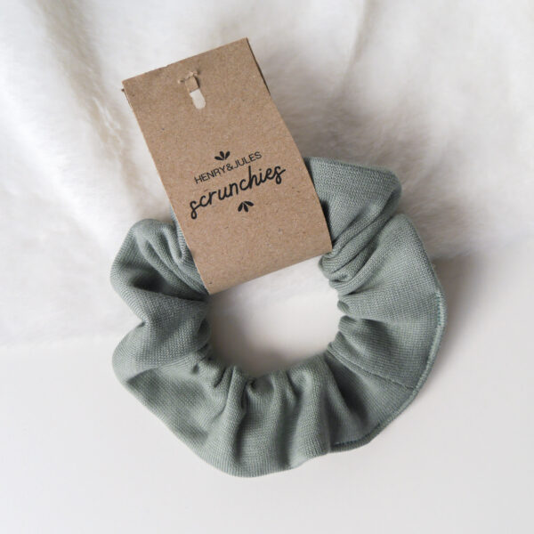 Handgemachtes Haargummi, sogenanntes Scrunchie, aus Stoff in der Farbe Salbei