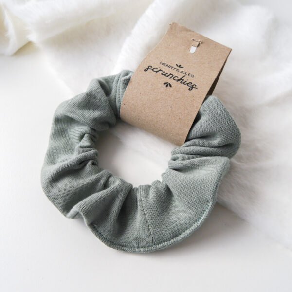 Handgemachtes Haargummi, sogenanntes Scrunchie, aus Stoff in der Farbe Salbei