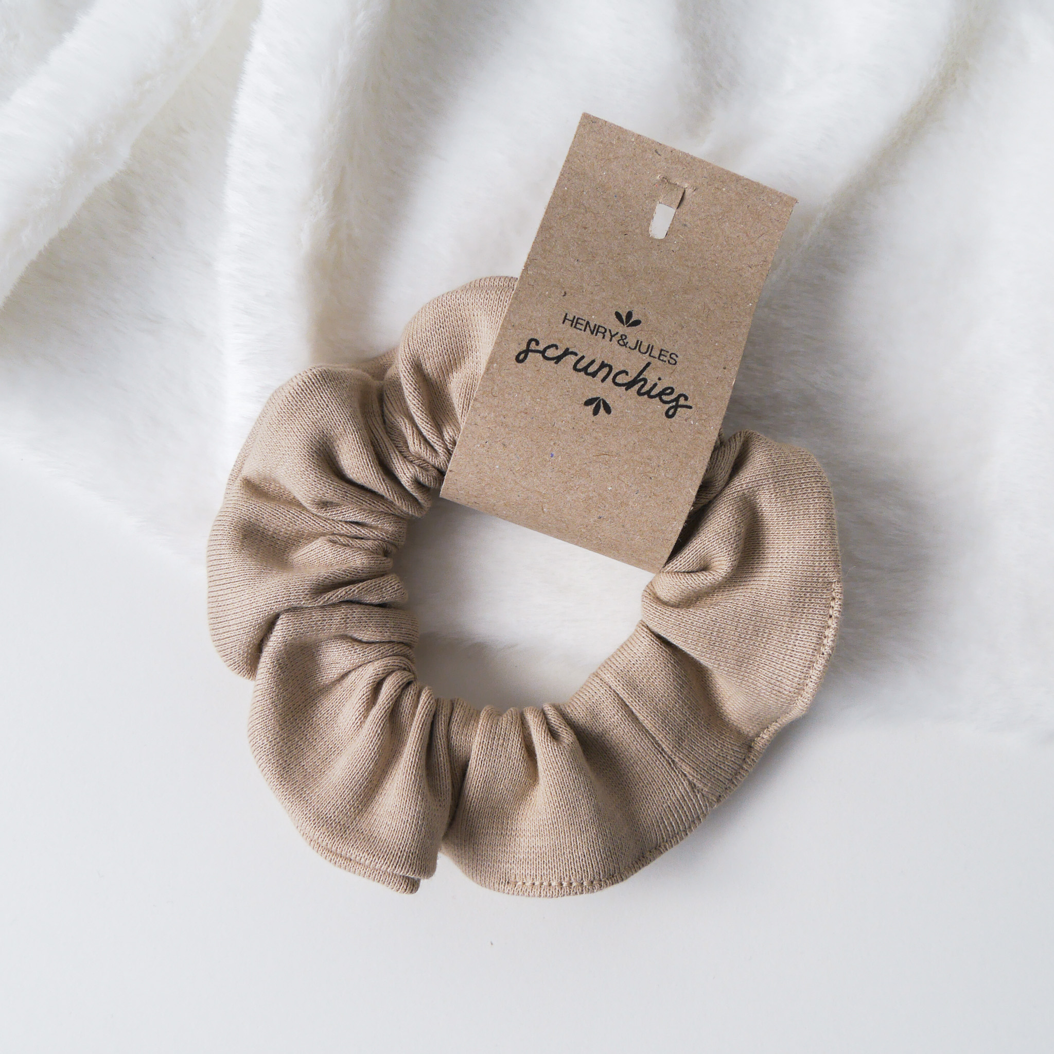 Handgemachtes Haargummi, sogenanntes Scrunchie, aus Stoff in der Farbe Sand