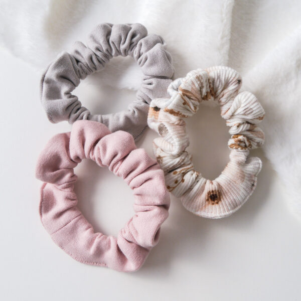 Scrunchie Set bestehend aus drei Petite Scrunchies in den Farben Hellgrau, Hellrosa und Lilac
