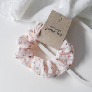 Musselin Scrunchie – Mini Blumen Rosa