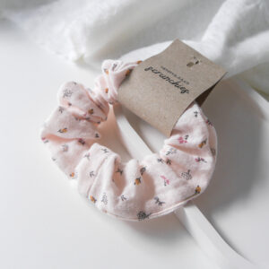 Musselin Scrunchie – Mini Blumen Rosa